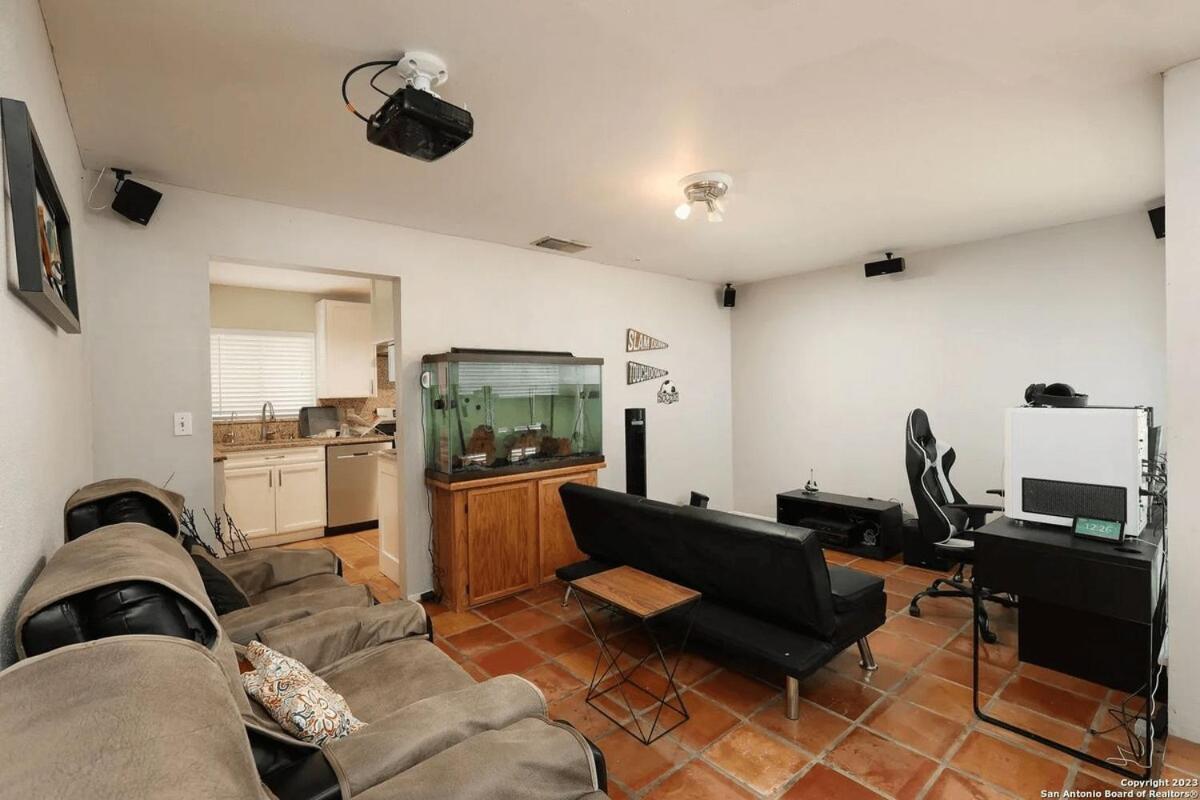 Cozy Near Airport,fast Ev Charger & Theater Holiday home *